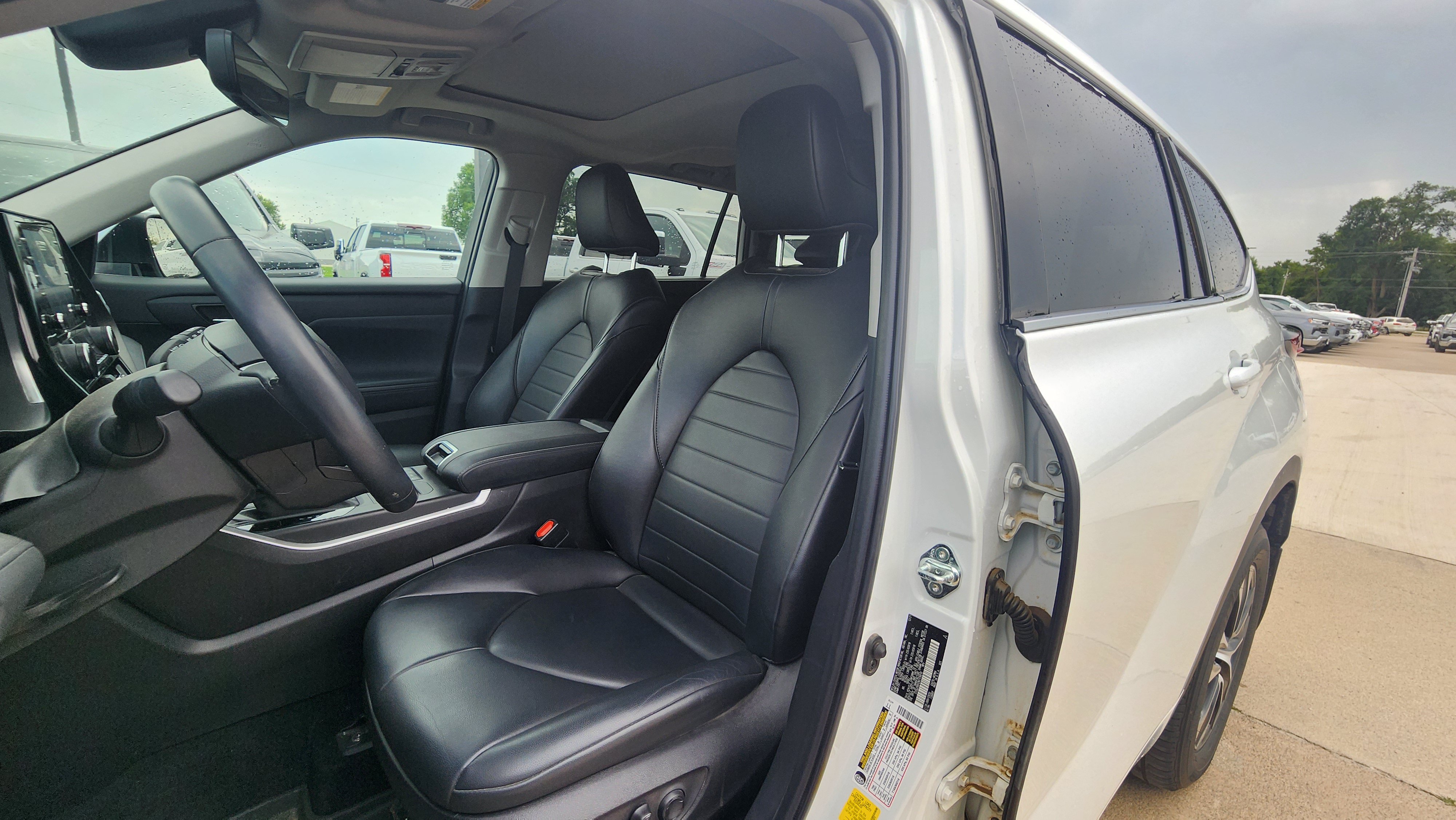 Used 2022 Toyota Highlander XLE AWD/4WD image 8
