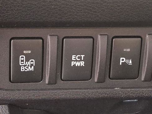 Used 2018 Toyota Tacoma Limited image 25