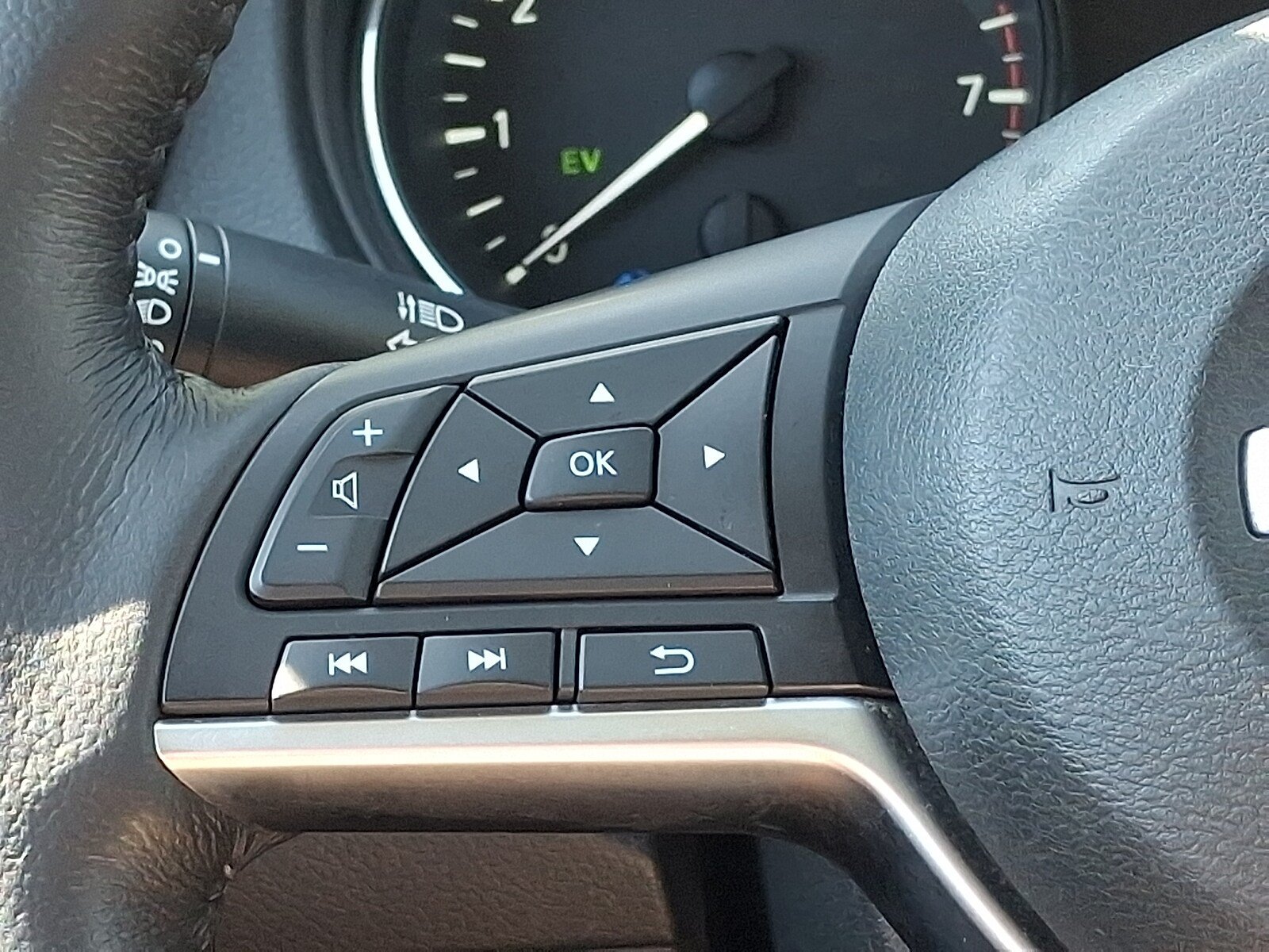 Used 2018 Nissan Rogue SV w/ Premium Package AWD/4WD image 22