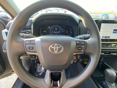 Used 2025 Toyota Camry LE image 18