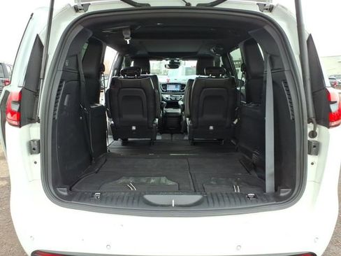 Used 2025 Chrysler Pacifica Limited image 14
