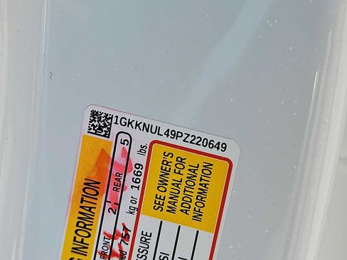 Used 2023 GMC Acadia SLT image 25