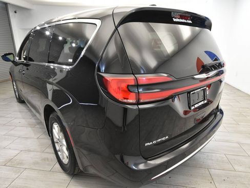 Used 2024 Chrysler Pacifica Touring-L FWD image 3