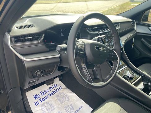 New 2025 Jeep Grand Cherokee Laredo image 18