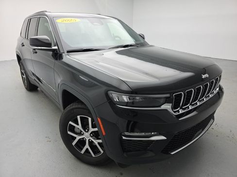 Used 2025 Jeep Grand Cherokee Limited image 4