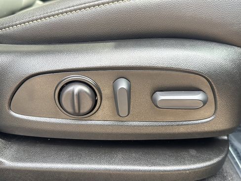 Used 2023 Chevrolet Traverse LT image 15