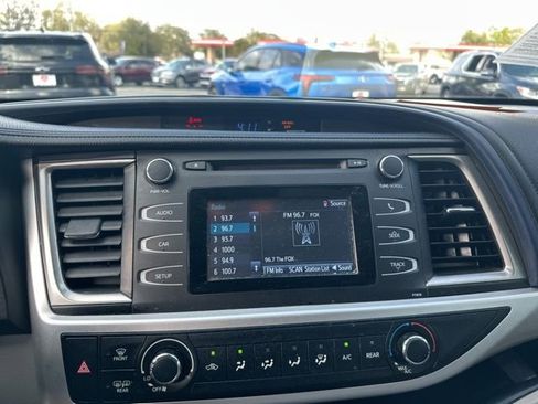 Used 2019 Toyota Highlander LE image 19