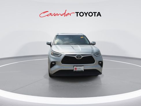 Used 2021 Toyota Highlander XLE image 3