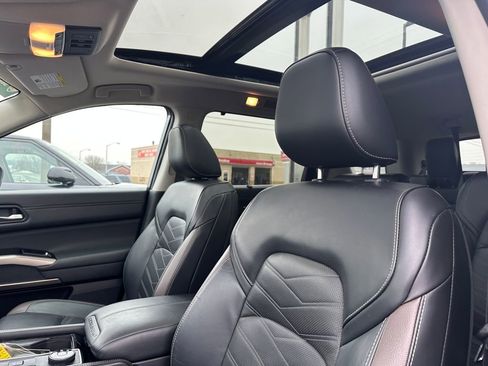 Used 2023 Nissan Pathfinder Platinum image 28