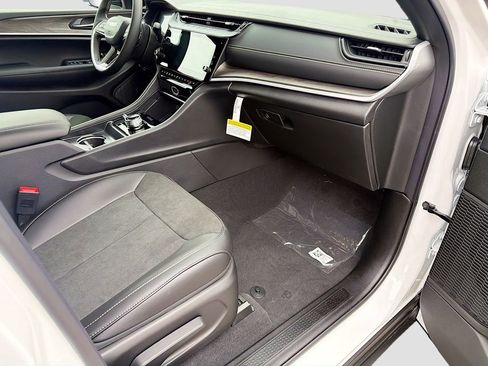 New 2026 Jeep Grand Cherokee Altitude AWD/4WD image 13