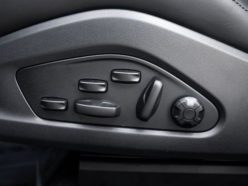 Certified 2025 Porsche Macan 4S Electric AWD/4WD image 18