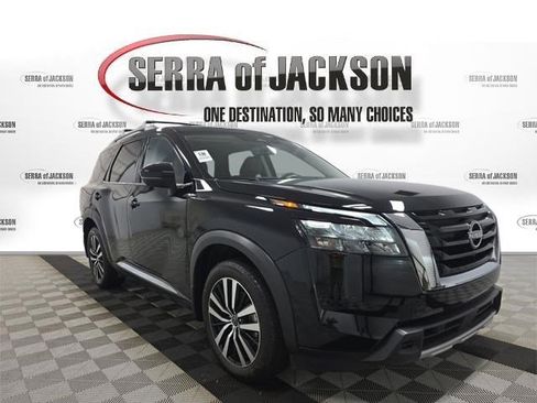 Used 2025 Nissan Pathfinder Platinum w/ Cargo Package image 3