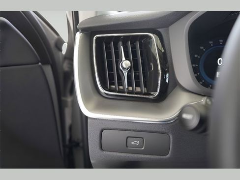 New 2025 Volvo XC60 B5 Core w/ Climate Package image 10