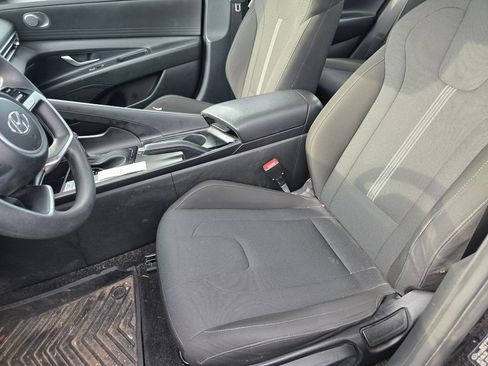 Used 2021 Hyundai Elantra SE FWD image 14