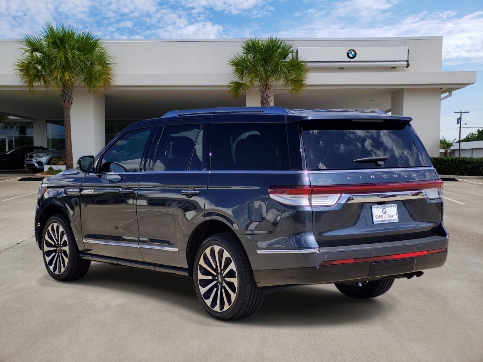 Used 2024 Lincoln Navigator Reserve AWD/4WD image 4