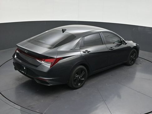 Used 2021 Hyundai Elantra SEL w/ Preferred Accessory Package FWD image 19