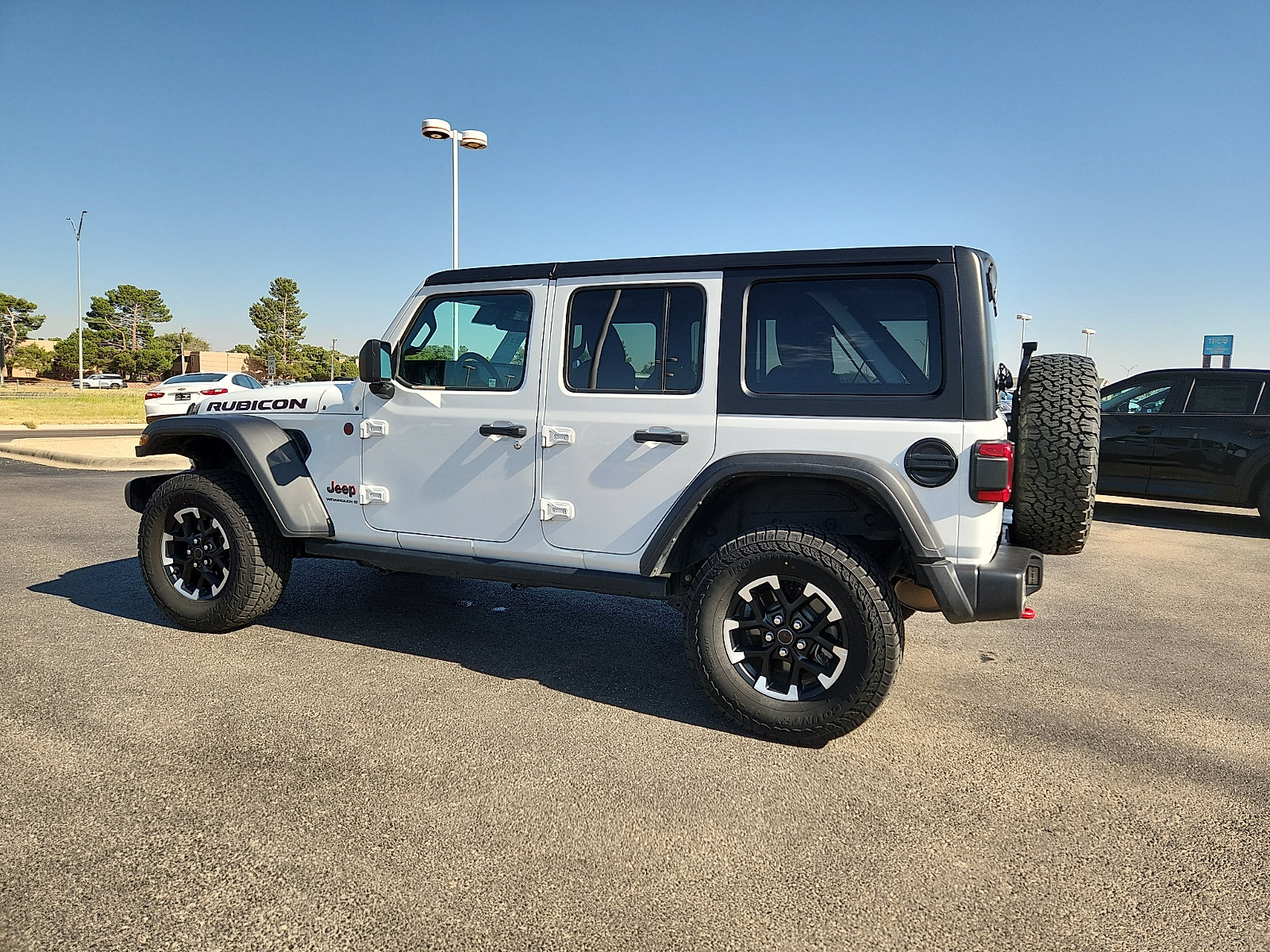 Used 2025 Jeep Wrangler Unlimited Rubicon AWD/4WD image 3