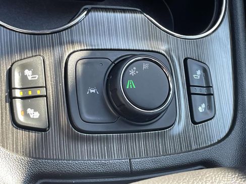 Used 2023 GMC Acadia SLT w/ Elevation Edition image 23