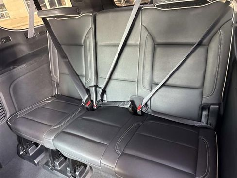 Used 2023 GMC Yukon XL SLT w/ SLT Premium Package image 15