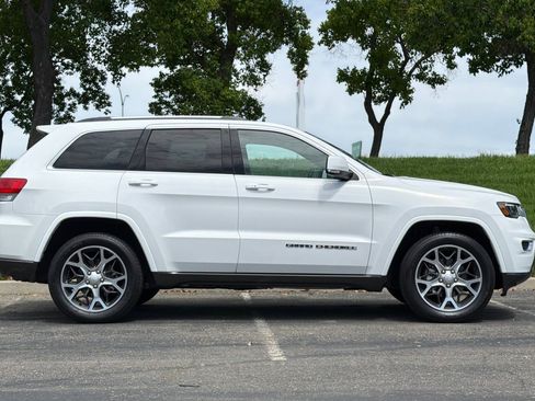 Used 2018 Jeep Grand Cherokee Limited image 3