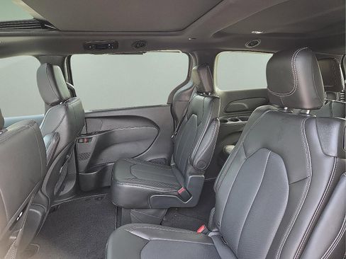 Used 2025 Chrysler Pacifica Select image 10