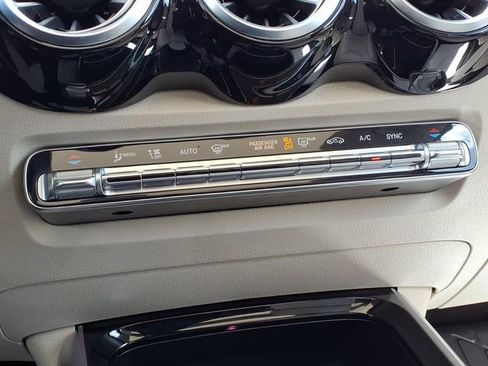 Used 2022 Mercedes-Benz GLB 250 image 27