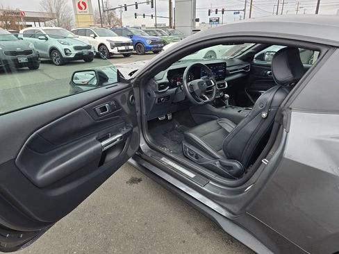 Used 2025 Ford Mustang Premium image 17