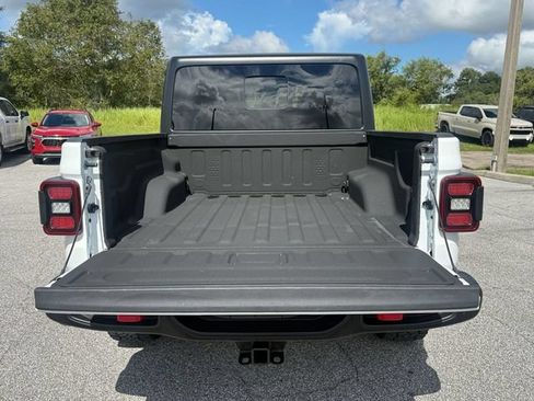 Used 2025 Jeep Gladiator Rubicon AWD/4WD image 12