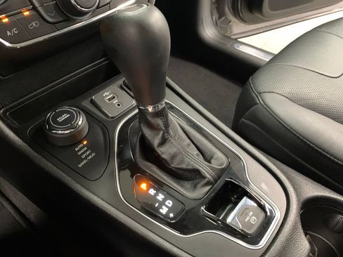 Certified 2020 Jeep Cherokee Limited AWD/4WD image 19