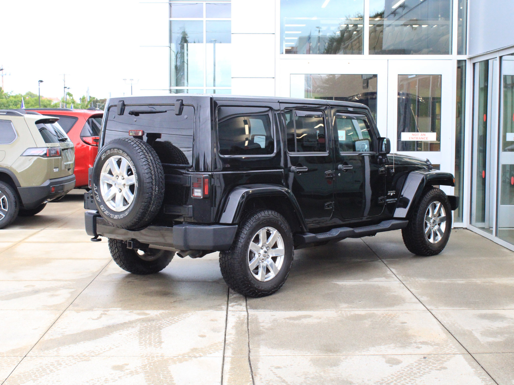 Used 2017 Jeep Wrangler Unlimited Sahara w/ Dual Top Group AWD/4WD image 6