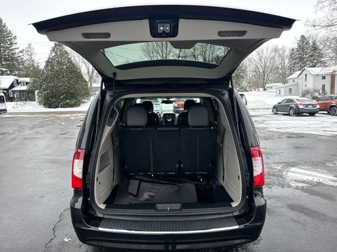Used 2015 Chrysler Town & Country Touring image 18