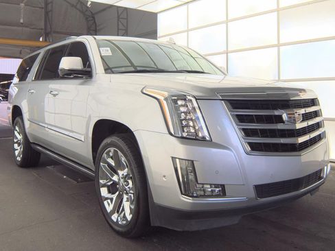 Used 2020 Cadillac Escalade ESV Premium Luxury RWD image 2