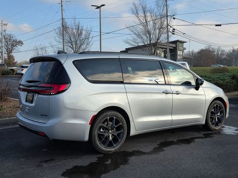 New 2026 Chrysler Pacifica Limited image 6