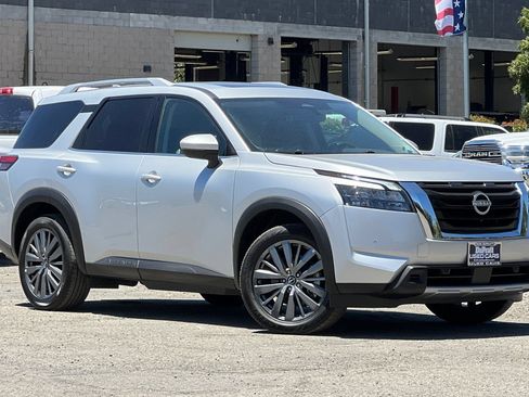 Used 2025 Nissan Pathfinder SL w/ SL Premium Package FWD image 2