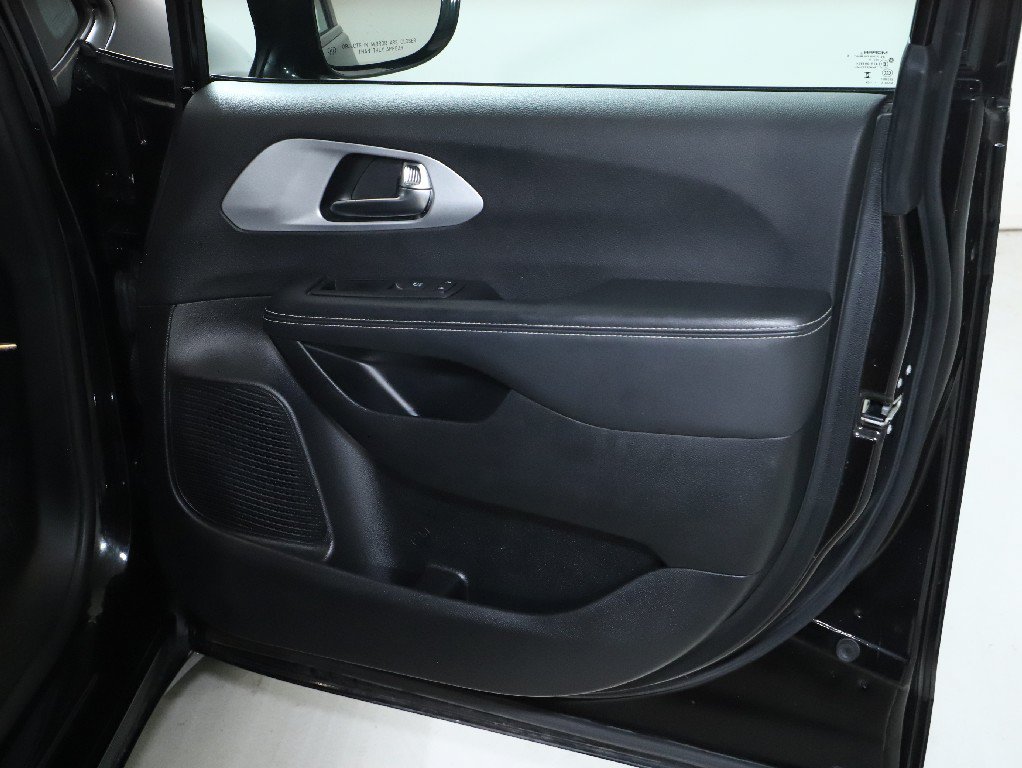 Used 2025 Chrysler Pacifica Limited FWD image 35