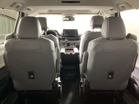 Used 2024 Toyota Sienna XLE FWD image 33