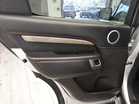 Used 2018 Land Rover Discovery HSE image 14