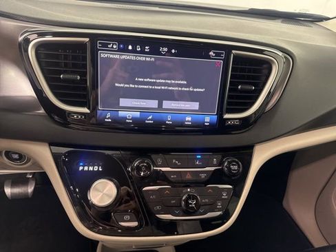 Used 2023 Chrysler Pacifica Touring-L image 38