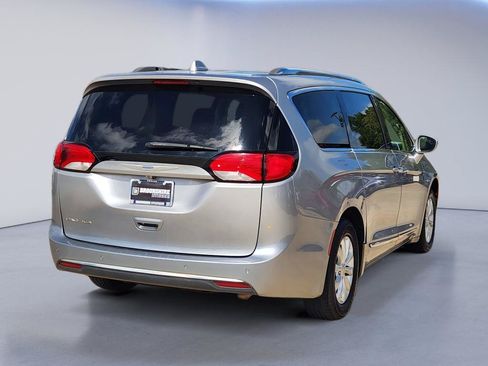 Used 2018 Chrysler Pacifica Touring-L FWD image 9