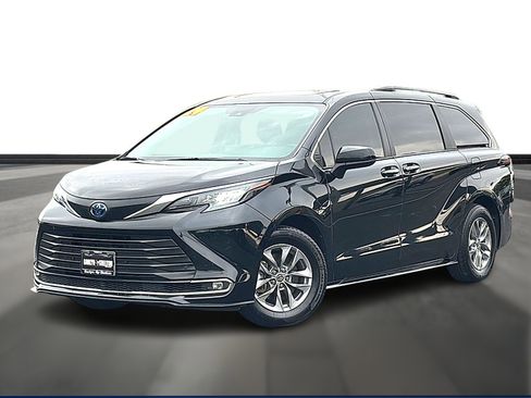 Used 2024 Toyota Sienna XLE image 1