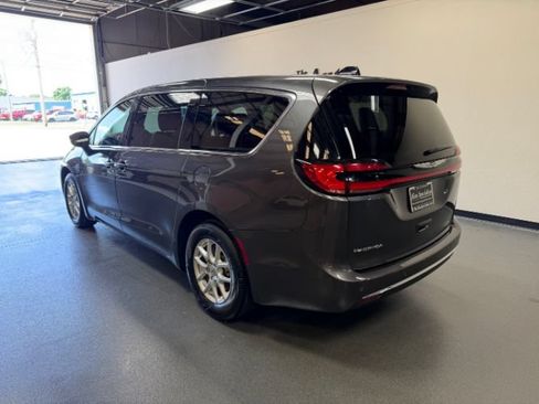 Used 2023 Chrysler Pacifica Touring-L FWD image 2