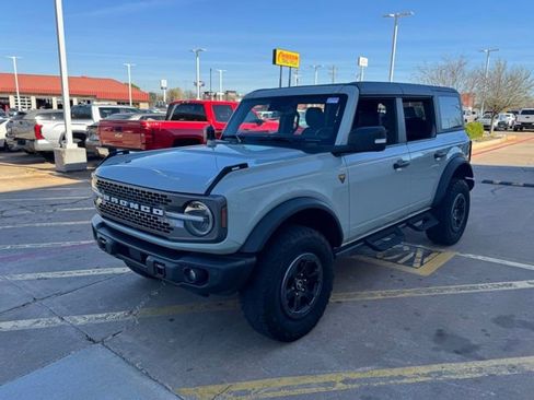 Used 2023 Ford Bronco Badlands image 3