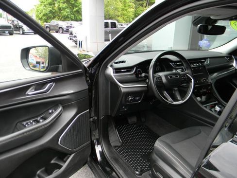 Used 2021 Jeep Grand Cherokee L Laredo w/ Luxury Tech Group I AWD/4WD image 17