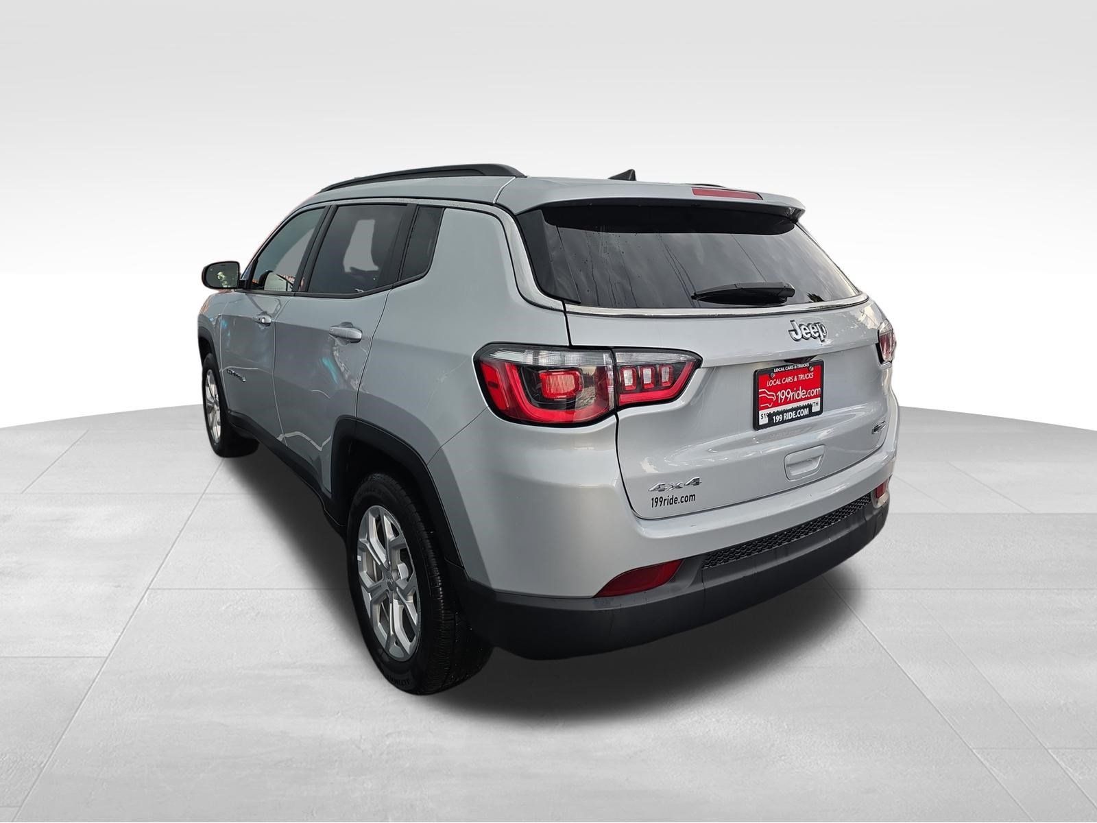 Used 2024 Jeep Compass Latitude AWD/4WD image 4