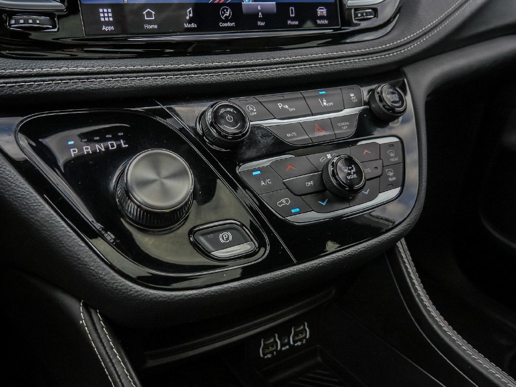 Used 2025 Chrysler Pacifica Limited FWD image 38