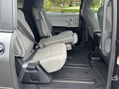 Used 2025 Toyota Sienna LE AWD/4WD image 12