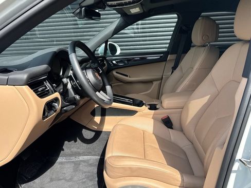 Certified 2026 Porsche Macan AWD/4WD image 5