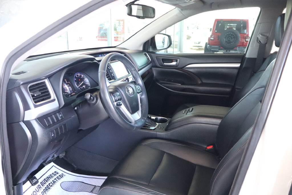 Used 2015 Toyota Highlander XLE AWD/4WD image 16