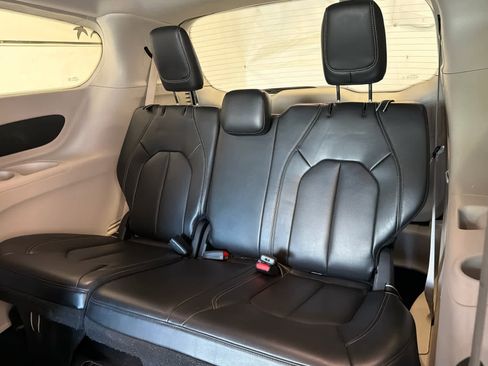 Used 2023 Chrysler Pacifica Touring-L image 22