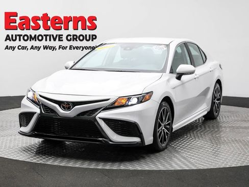 Used 2024 Toyota Camry SE FWD image 1